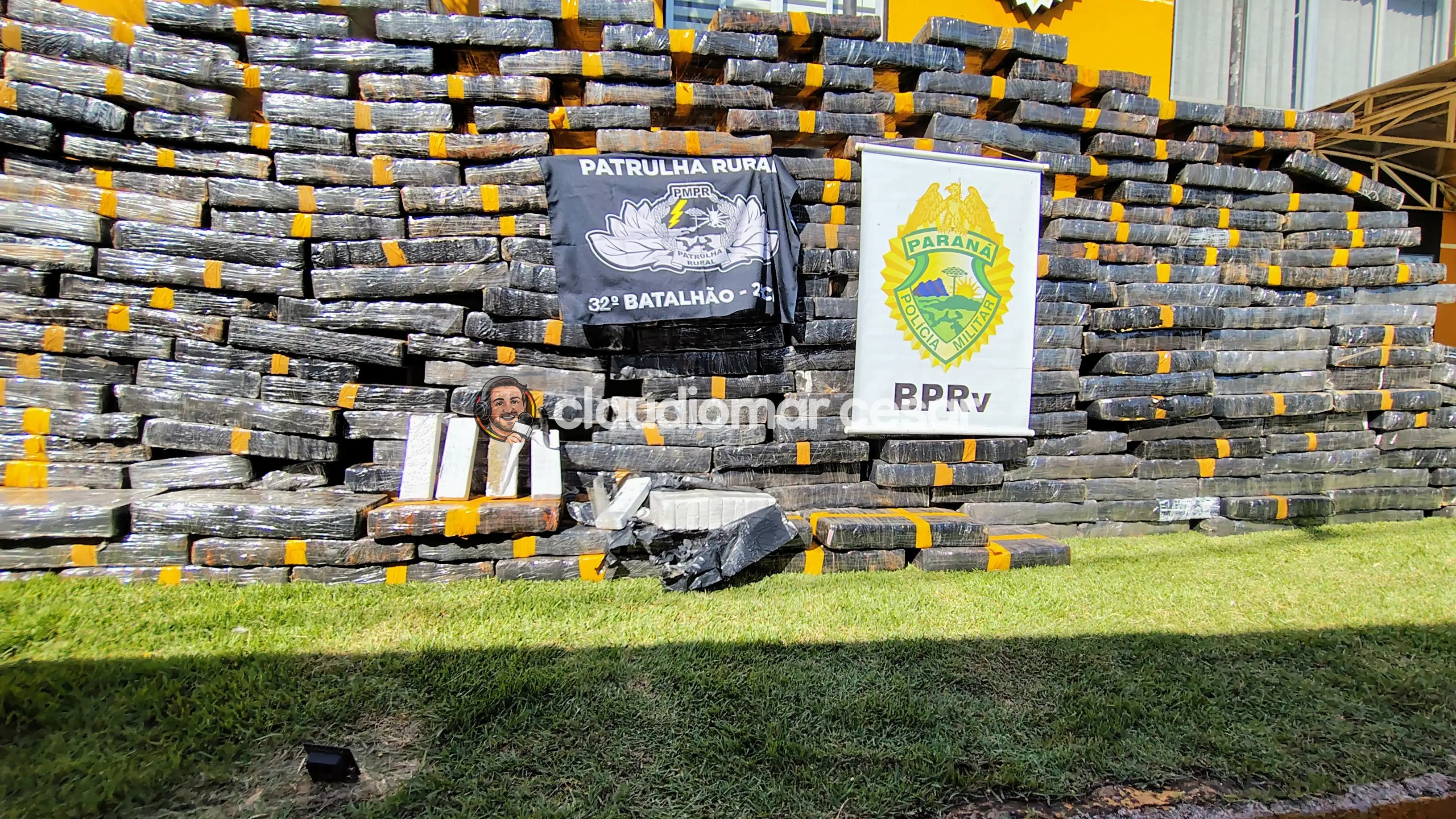 Carreta com quase três toneladas de maconha é apreendida na PR-323, em Paiçandu 