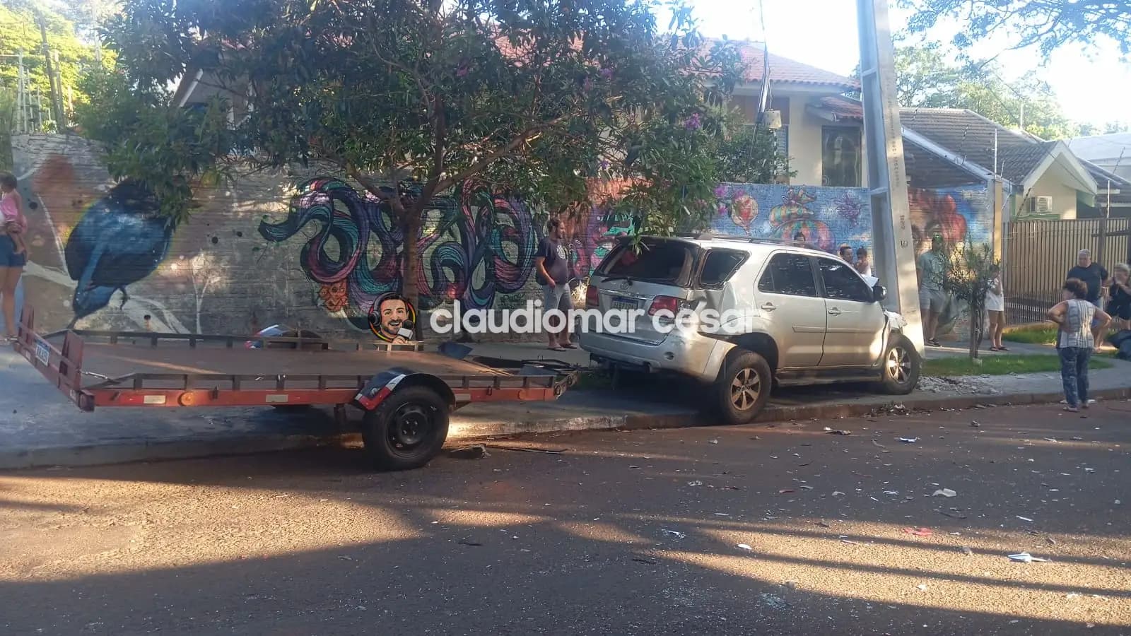 Perseguição após batida termina em acidente com ônibus e destruição na Zona 6 de Maringá