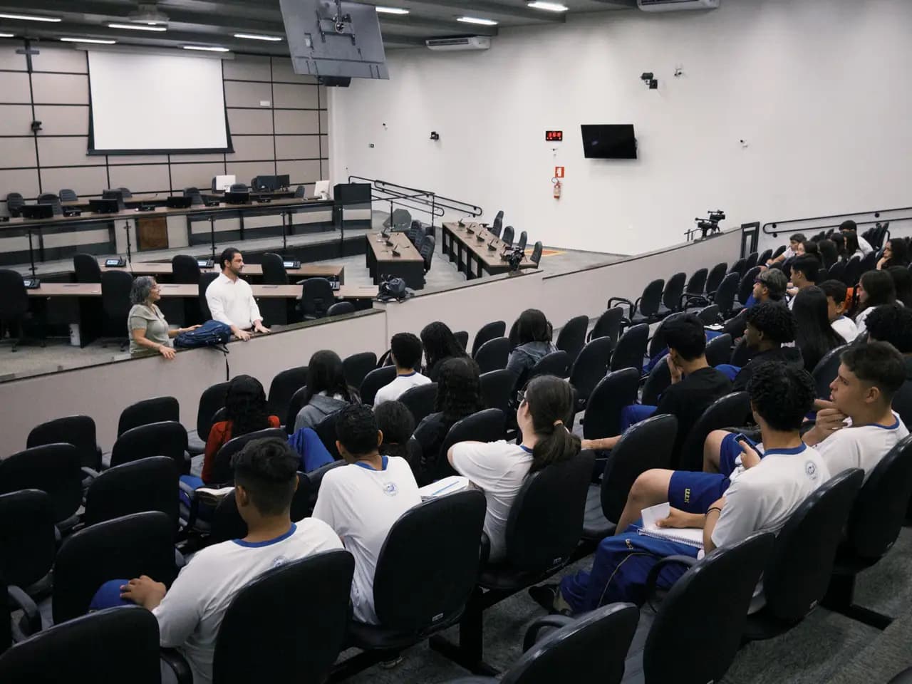 Alunos do Instituto de Educação visitam a Câmara de Vereadores e dialogam com lideranças