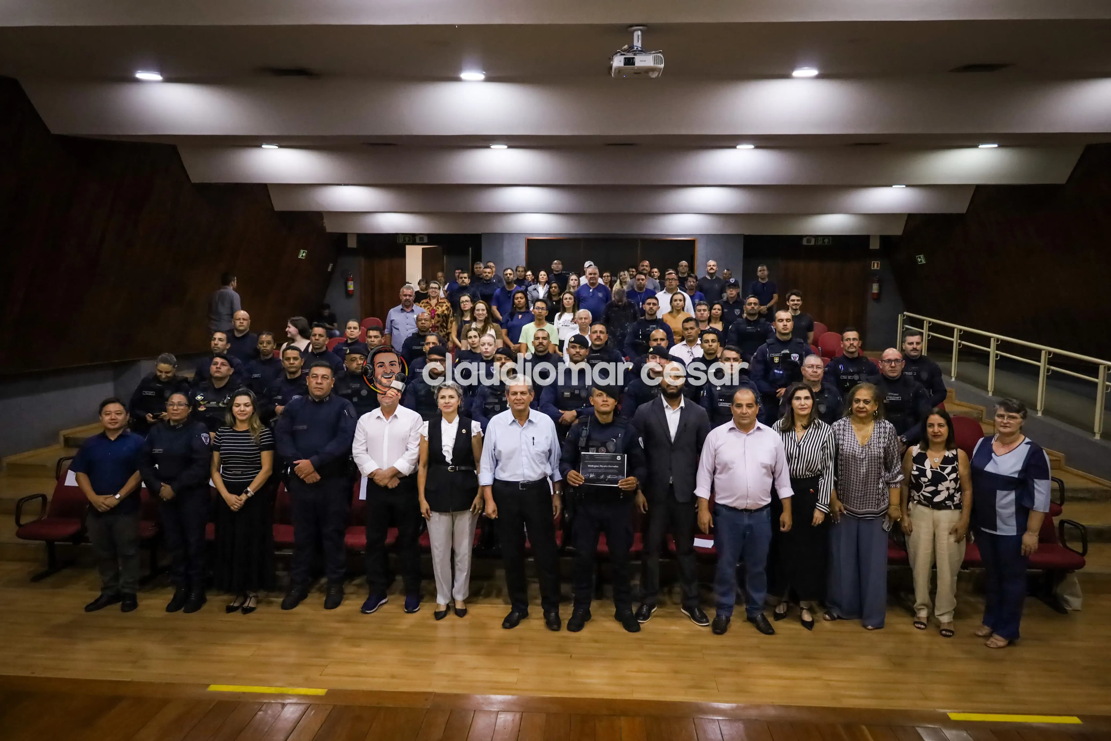 Agentes incorporados ao efetivo da Guarda Civil de Maringá recebem porte de arma em evento realizado pela Prefeitura