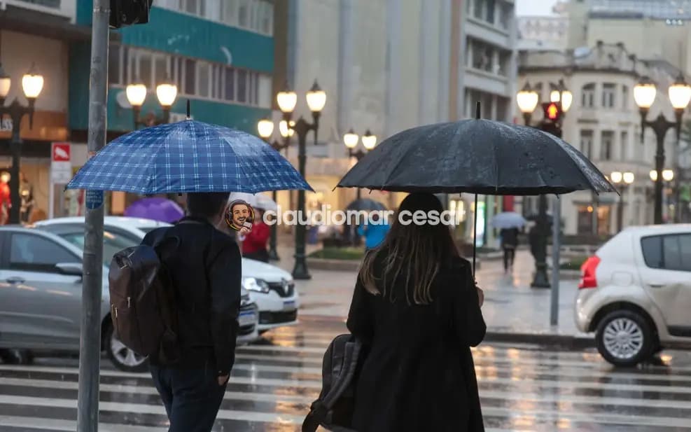 Vento, chuva e queda nas temperaturas: frente fria começa a atravessar o Paraná