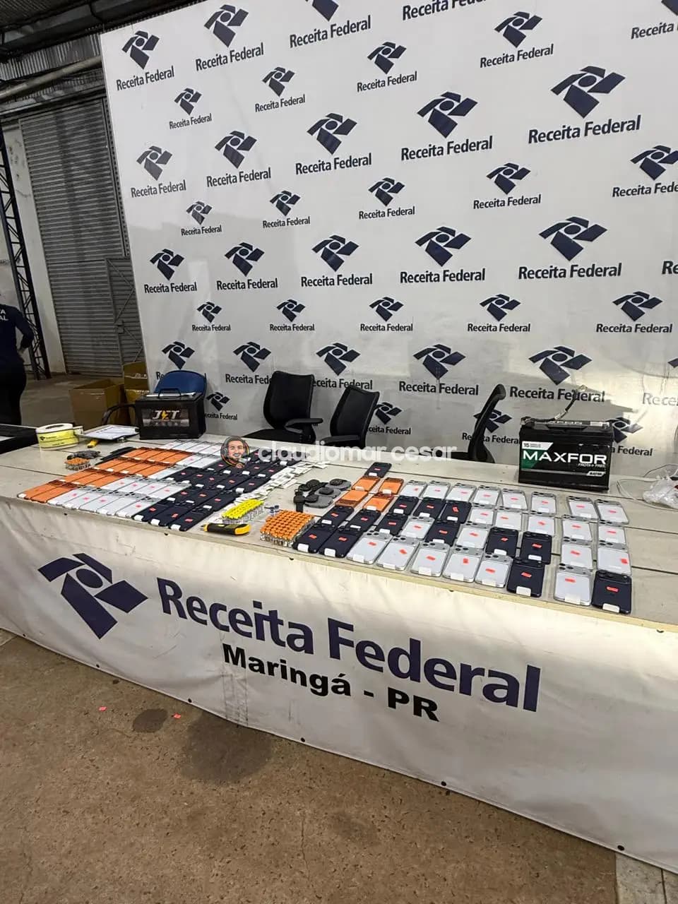 Receita Federal apreende smartphones e medicamentos ocultos em falsas baterias de veículos