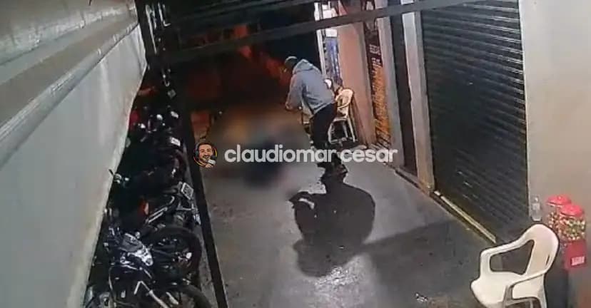 Câmera grava jovem de 22 anos sendo morto a tiros em Sarandi