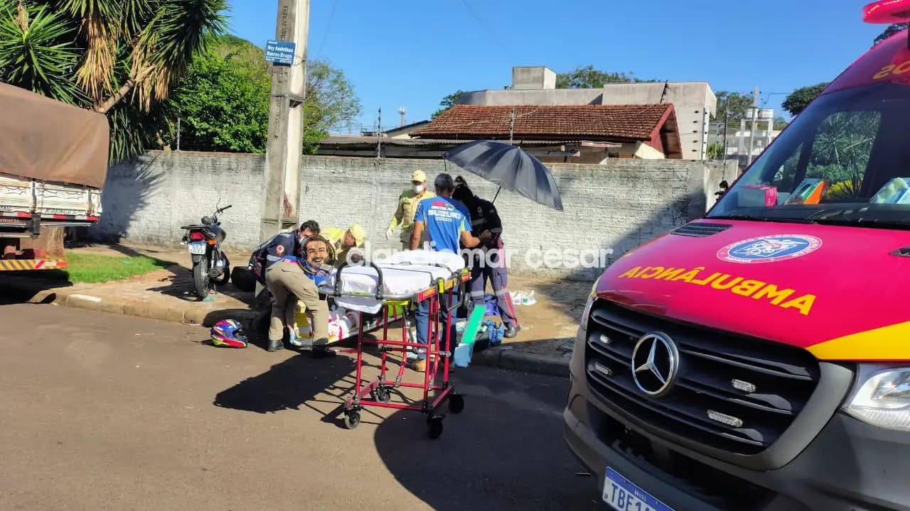 Uma mulher e uma criança ficaram feridas em um grave acidente entre carro e moto em Maringá
