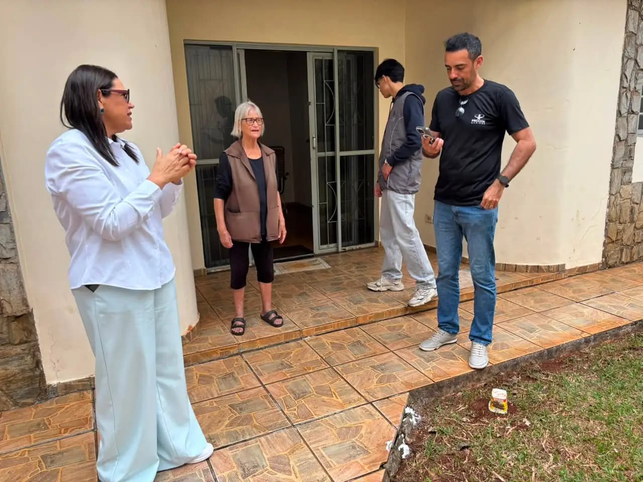 Procon Maringá realiza atendimento domiciliar e auxilia consumidora em demanda com faturas de água