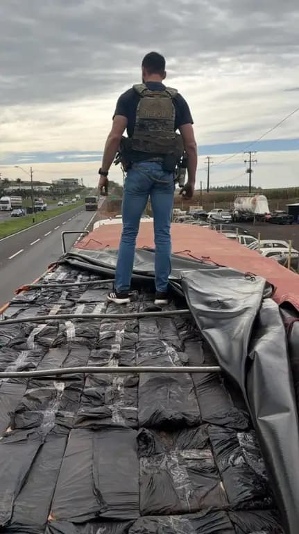PF apreende caminhão com carga de cigarro paraguaio na região de Maringá