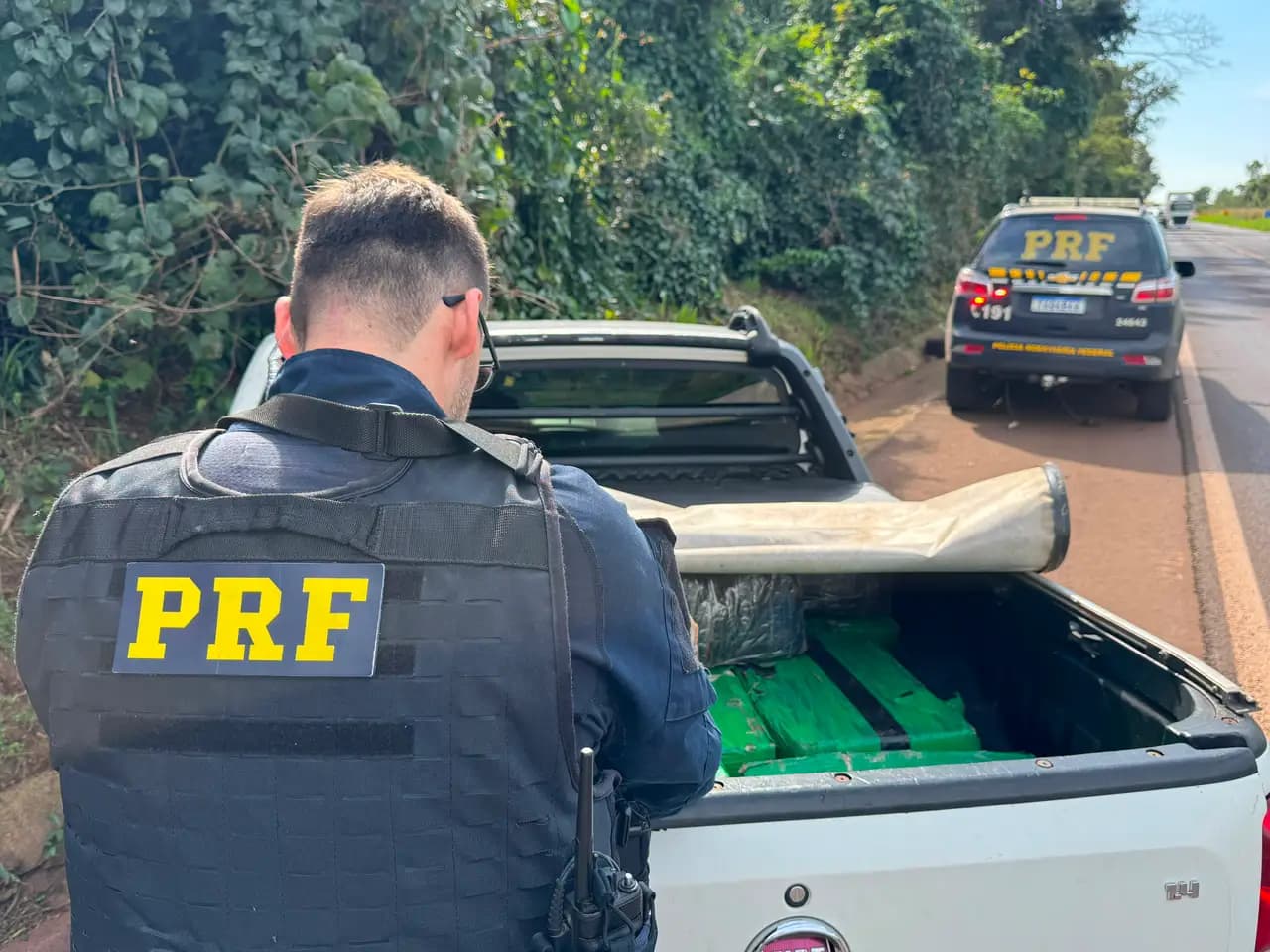 PRF intercepta caminhonete clonada com 554 kg de drogas em Terra Boa
