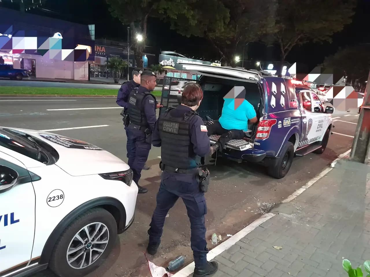GCM de Maringá prende motociclista embriagado após acidente; ofensas racistas e resistência